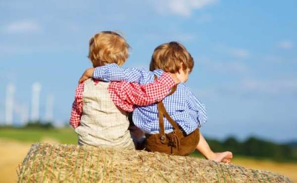 Nằm mơ thấy em trai đang vui vẻ, hạnh phúc