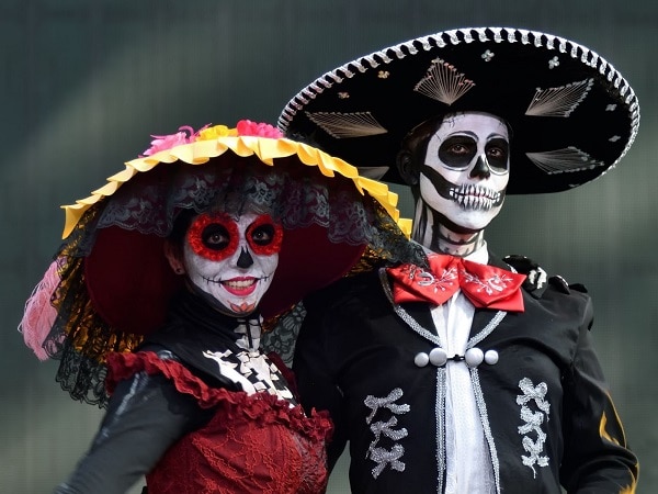 Mơ thấy 2 người chết là người lạ sống lại