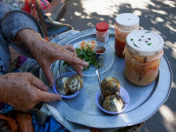 Nằm mơ thấy ăn trứng vịt lộn là điềm lành hay xấu đây?
