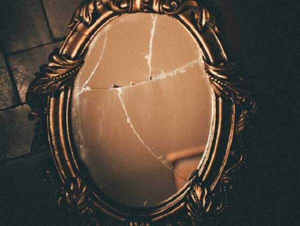 Chiêm bao thấy soi gương thì gương đột nhiên vỡ