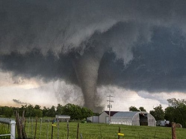  Mơ thấy lốc xoáy đánh con gì dễ gặp may mắn?