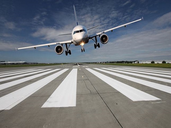 Nằm mơ thấy máy bay hạ cánh có ý nghĩa gì, số gì tài lộc